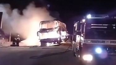 Alarma por el incendio de un colectivo de dos pisos cuando estaba detenido