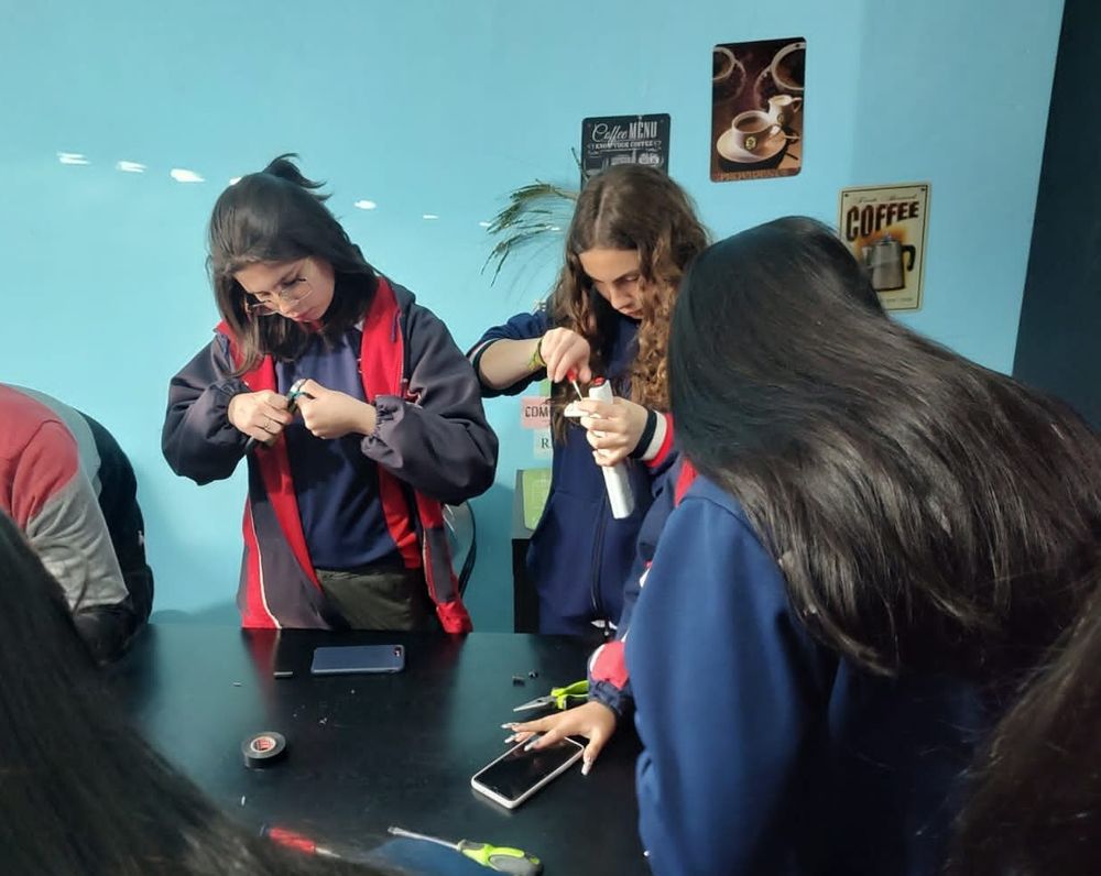Alumnos y docentes del Colegio Privado Gabriela Mistral colaboraron en la instalación de carros tecnológicos5.jpg