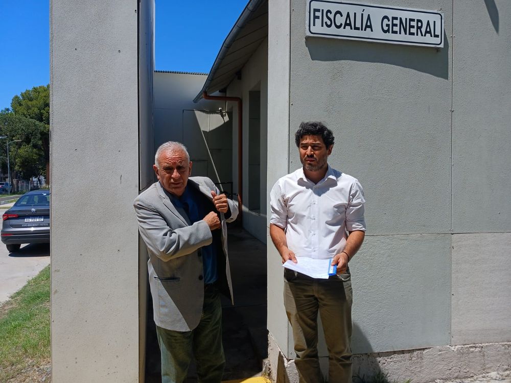 Presentación. Mauricio Varela (der.) realizó la denuncia en Fiscalía General.&nbsp;