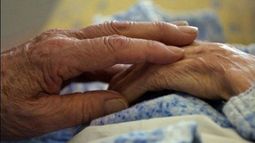 Le arrebataron a una jubilada de 82 años y terminó internada
