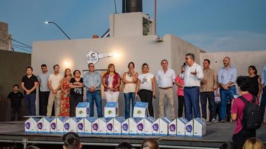 parque sur: entregaron 52 viviendas y se confirmo la obra de cloacas