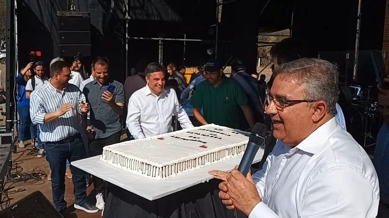 Con la torta. el gobernador Jalil y otras autoridades en el festejo.