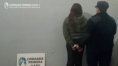 policias aprehendieron a una mujer y recuperaron dinero en efectivo