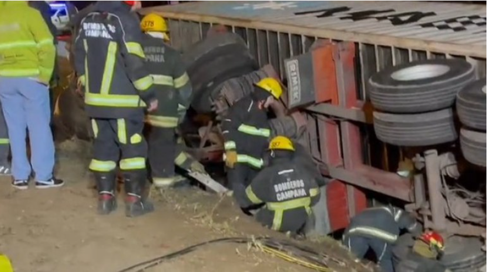 Un camión chocó y volcó sobre un auto: hay dos muertos