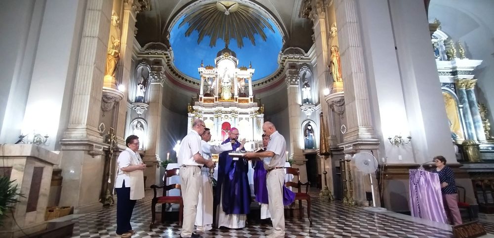 Santa misa. Decenas de fieles se acercaron a participar de la celebración que da inicio a la cuaresma.