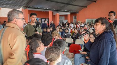El gobernador Raúl Jalil dialogó con maestros y alumnos sobre el cambio de sistema.