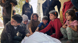 Israel atacó tiendas de campaña de desplazados en una escuela en Gaza y asesinó a 18 palestinos