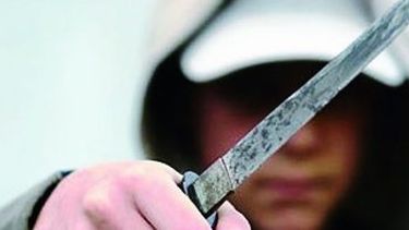 Salió a comprar una gaseosa y al volver a su casa lo apuñaló un ladrón