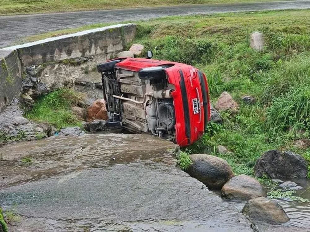 Caída. El accidente ocurrió en el ingreso a Balcozna. Ambos ocupantes tienen domicilio en la Capital.