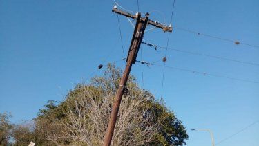 chocaron un poste del tendido electrico