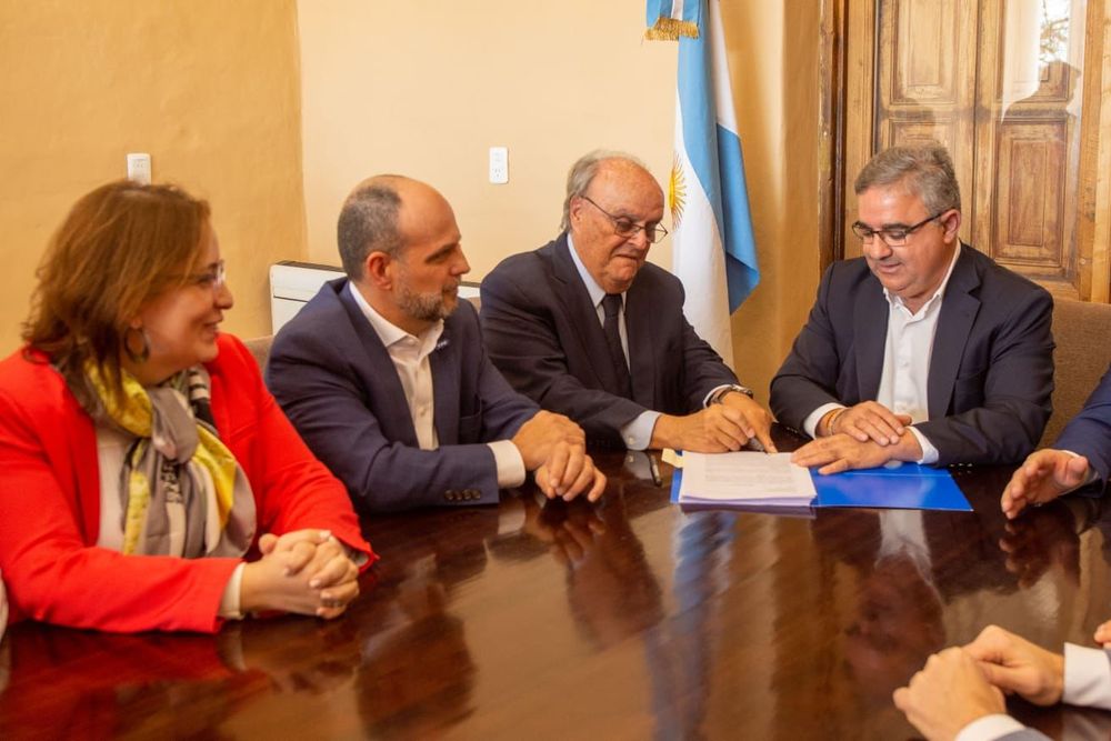 YPF y CAMYEN firman acuerdo para el desarrollo del primer proyecto conjunto de Litio (2).jpg