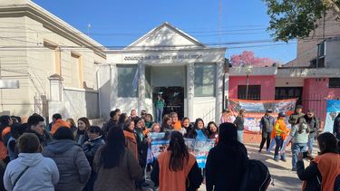 Festejo. De los docentes y padres en las afueras del Concejo Deliberante.&nbsp;