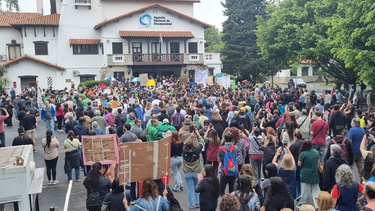 movilizacion en andis: tras forcejeos, manifestantes ingresaron a la sede y piden por las autoridades