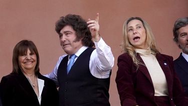 Tensiones. Patricia Bullrich, Javier Milei y la hermanísima Karina, en el balcón de la Casa Rosada.