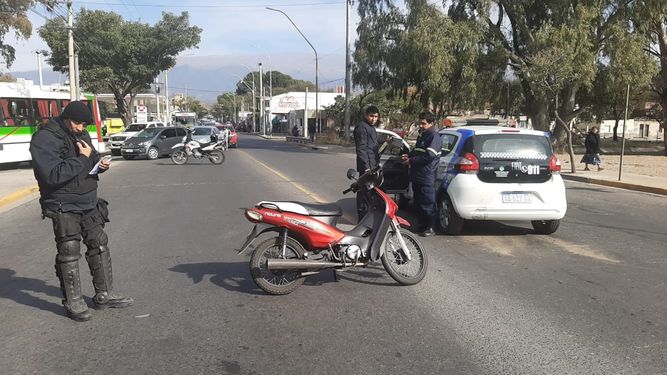 Una motociclista chocó contra un vehículo de la Guardia Urbana