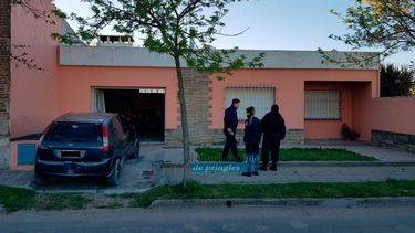 Tiró el portón de la casa con su camioneta, mató a su ex y se suicidó