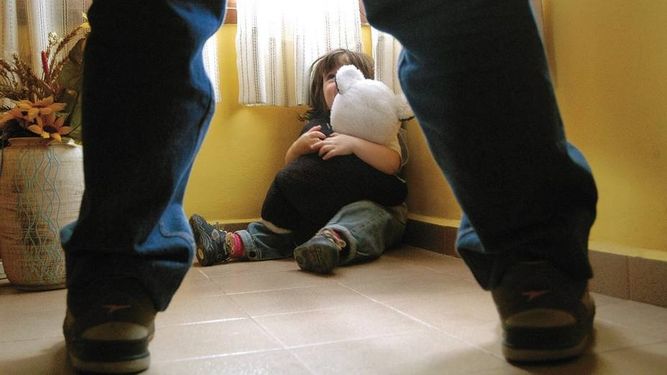 Niña habría sido abusada por el padrastro de su amiga