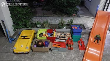 recuperan juguetes robados durante un allanamiento en el barrio el jumeal