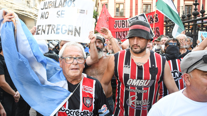 Hinchadas de diferentes categorías del fútbol argentino se manifestarán junto a los jubilados