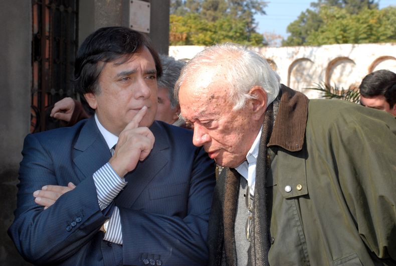 Acercamiento. Ramón Saadi junto a Armando 