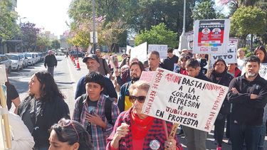 jubilados autoconvocados de catamarca marchan hacia la legislatura provincial