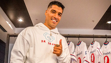 luis suarez llego a uruguay para sumarse a nacional
