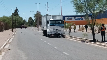 dos personas fallecieron tras la colision entre una moto y un camion de reparto en fiambala