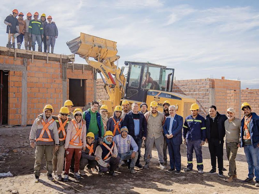 Trabajos. Además de viviendas se hacen obras de infraestructura.