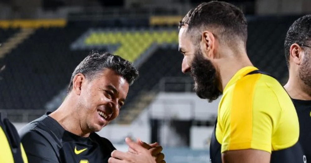 Marcelo Gallardo saludandose con Benzema en su presentación.