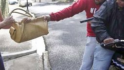 Una mujer fue víctima de una violenta golpiza en un arrebato