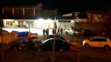 Robaron vehículos del interior de un comercio