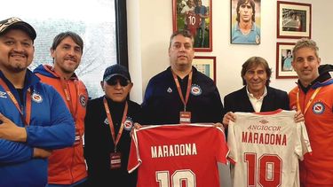 César Normando Cruz, dirigentes de Argentinos Jrs, Emilio Morales y Bruno Conti (con la casaca blanca).