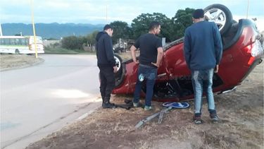 Chocó con un cartel de señalización y volcó