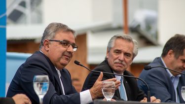 El primer mandatario nacional encabezó la entrega de viviendas en el departamento Santa Rosa.