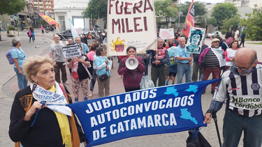 Jubilados autoconvocados marchan en contra de las medidas de Milei
