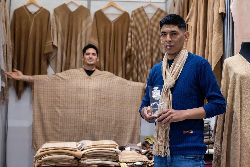 Jaime Iván Suárez, el joven tejedor del Mejor Poncho 2025