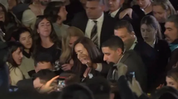 Abucheos y cánticos contra Victoria Villarruel a la salida de la misa por el papa Francisco