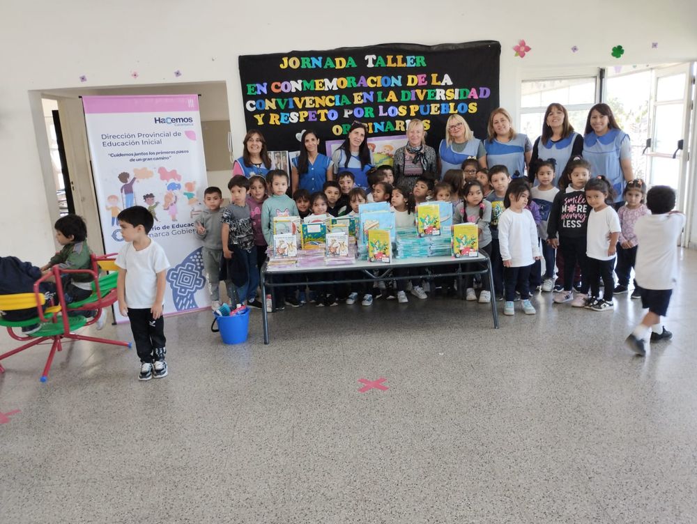 Estuvieron presentes para recibir el equipamiento y los materiales didácticos, la directora de la institución, Teresita Cano, docentes y alumnos.