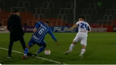 insolito: el tecnico le cometio falta a un jugador y fue expulsado
