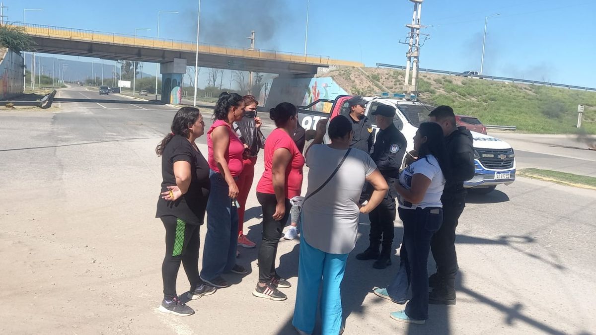 Vecinos del barrio Las Vías cortaron la ruta para pedir mejoras