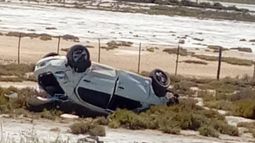 Terrible vuelco de un automóvil en la ruta 60