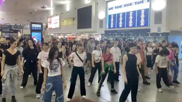 estudiantes universitarios bailaron fanatico de lali esposito en la estacion de once como protesta contra el veto de milei
