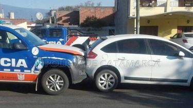 Móvil policial chocó con un automóvil
