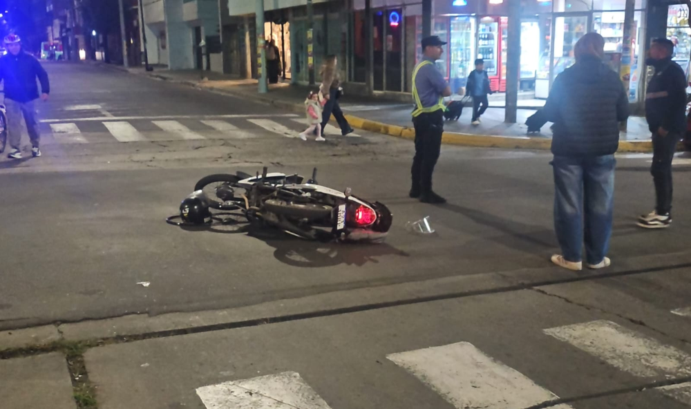 Motociclista cruzó en rojo, provocó un violento choque y escapó antes de ser asistido