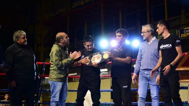 Soto recibió su cinturón  de campeón del mundo