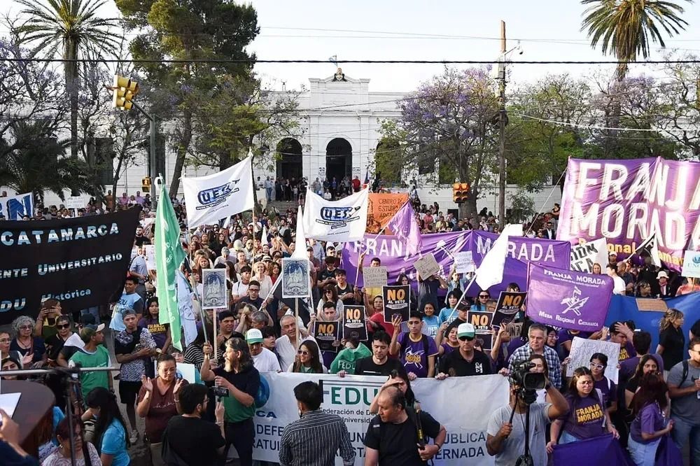 Los gremios. Denuncian que el Ejecutivo ignora la Ley de Financiamiento y que los sueldos cayeron un 50%.