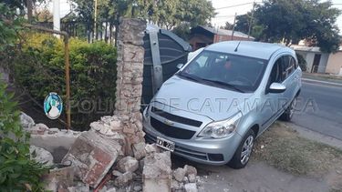 Chocó contra un contenedor y terminó incrustado en una casa