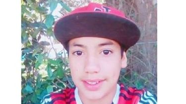 jugaba al futbol, recibio un piedrazo en la cabeza y ahora lucha por su vida