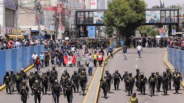 Protestas. La caída de Castillo y la asunción de su vice, Boluarte, generaron violentas refriegas.