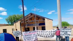 Artesanos de rodocrosita continúan con la protesta frente a las oficinas de CAMYEN